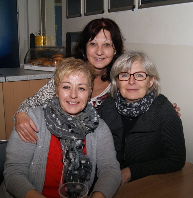 Sabine Buhr, Elisabeth Staniek und Sylvia Dörr genießen die Stunden am Sportplatz.