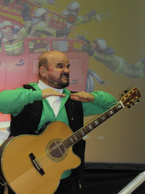 Toni Knittel motivierte die Kinder zum Mitsingen.