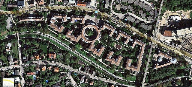 Durch die Form der Wohnhausanlage wird dieser denkmalgeschützte Gemeindebau umgangssprachlich "Fischbau" genannt.