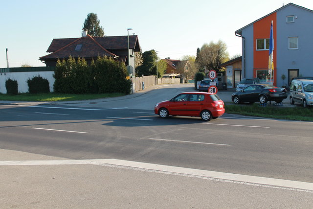 Die Schnittstelle B137/Wallerer Straße: Zu Stoßzeiten ist ein Ausfahren aus der Wallerer Straße besonders schwer.