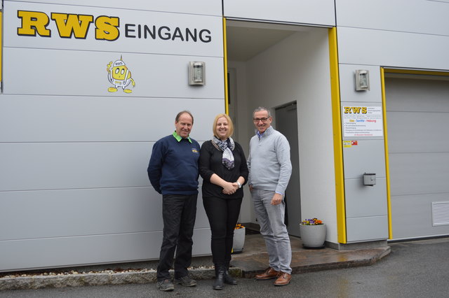 Der technische Geschäftsführer Rupert Ramsauer, die kaufmännische Geschäftsführerin Karin Weiß und Bürgermeister Gerhard Anzengruber. | Foto: Stadtgemeinde Hallein