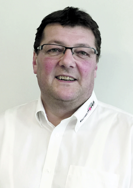 Reinhold Sattelberger, Experte bei Reifen Doblhofer in Ried.