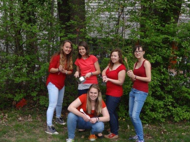 Lisa Hauser/Gratkorn, Lisa Friedberger/Eggersdorf, Lisa Blümel/Lieboch, Stefanie Moser/Gralla und Lena Voith/Kumberg (vorne) kochen auf. | Foto: KK