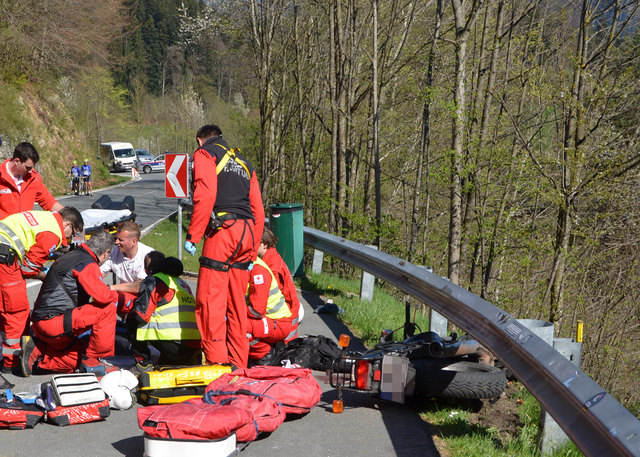 Nach der Erstversorgung wurde der Verletzte mit dem Notarzthubschrauber ins Krankenhaus München geflogen. | Foto: ZOOM-Tirol