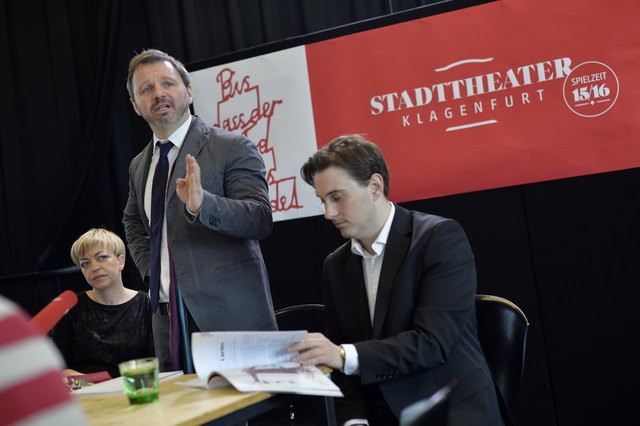 Präsentierten das Programm: Die Kaufmännische Geschäftsführende Direktorin Iris Dönicke, Intendant Florian Scholz und Chefdirigent Alexander Soddy | Foto: Stadttheater/Helge Bauer