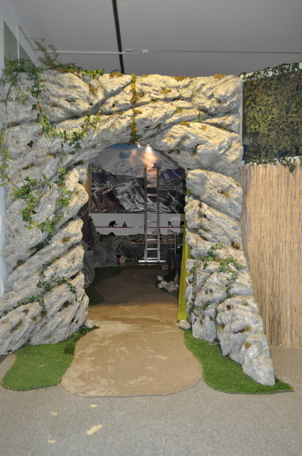 Der Höhleneingang am Beginn der Ausstellung "Steinzeit" | Foto: Peham