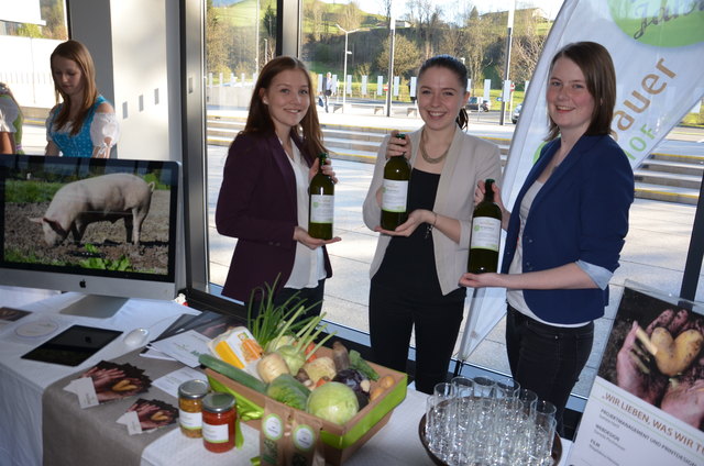 Samira Hartl, Daniela Pirchmoser und Magdalena Herzog produzierten für den Biohof Stechaubauer neue Medienprodukte.   Foto: Robert Kalss