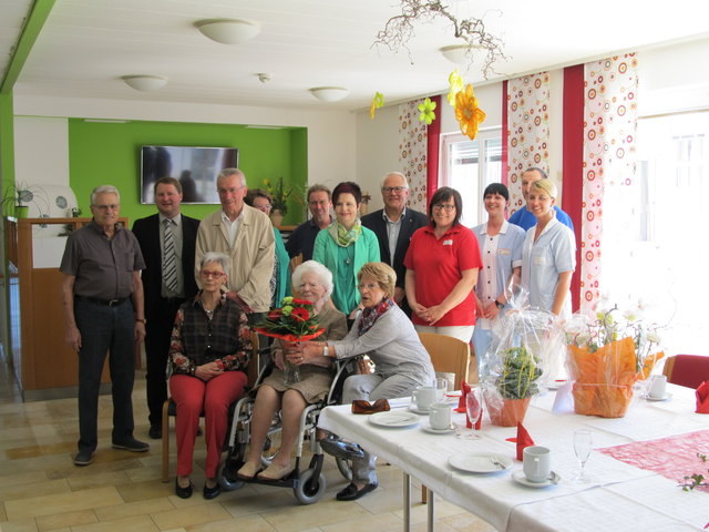 Zu Anna Franks 104. Geburtstag kamen viele Gratulanten, darunter auch Pfarrer Wolfgang Groiß. | Foto: Foto: privat