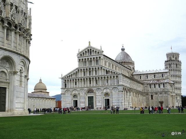 für den Bau des Turmes wurden 14.200 Tonnen weißen Carrara-Marmor verwendet