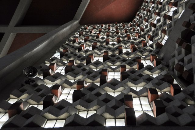 rythmisch gegliederte Beton und Glasziegel