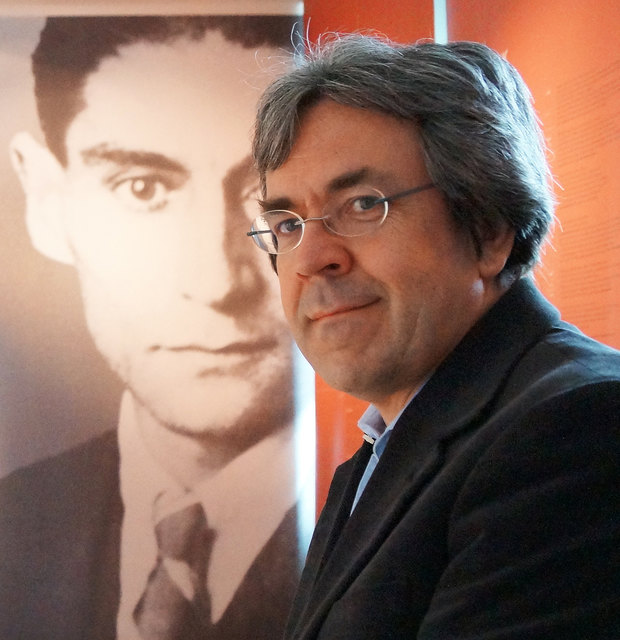 Der Präsident der Kafka-Gesellschaft Manfred Müller vermisst die lokale Bevölkerung im Kierlinger Gedenkraum. | Foto: Cornelia Grobner