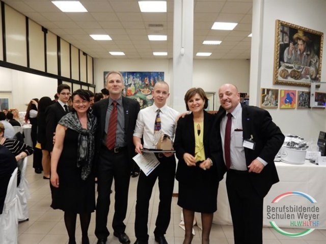 Emanuel Gsöllpointner mit seinen betreuenden Lehrern, der Dolmetscherin und der Direktorin der italienischen Schule