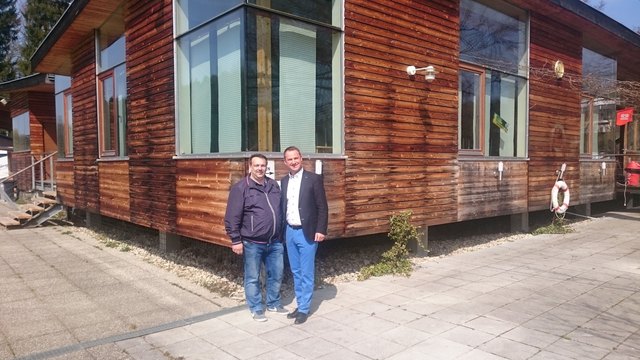 Der neue Kranzlingpächter Andreas Billinger und Bürgermeister Dominik Reisinger hoffen auf eine erfolgreiche Badesaison | Foto: privat