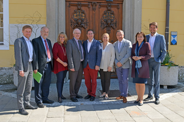 Stadtrat Gerhard Kroiß, Vizebürgermeister Hermann Wimmer, Stadträtin Silvia Huber, Bürgermeister Peter Koits, Vizebürgermeister Andreas Rabl, Stadträtin Christa Raggl-Mühlberger, Stadtrat Walter Zaunmüller, Magistratsdirektorin Renate Kamleithner, Vizebürgermeister Peter Lehner. | Foto: Stadt Wels