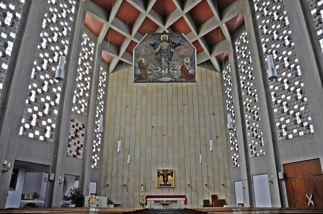 Oben das Altarbild ,Christus Salvator Mundi´ von Bernd Löffler;   unterhalb:Altarbild "Christus am Kreuz"  Emaillearbeit von Gertrude Stöhr
Hintergrundmosaik von Hermann Bauch