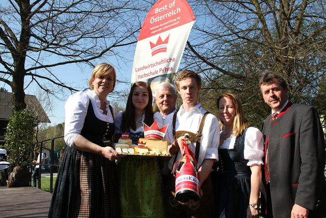 Schülerin  Romana Hartmann und Schulsprecher Philipp Riedl präsentieren mit FSL Ing. Martina Sieder und Ing. Karl Hofecker die Genusskronen Bundessiegerprodukte als Visitenkarte kompetenter und praxisnaher Ausbildung in der LFS Pyhra. Über diese Erfolge und den hervorragend besuchten Tag der offenen Tür freuen sich Landesrätin Mag. Barbara Schwarz und Dir. Ing. Franz Fidler | Foto: privat