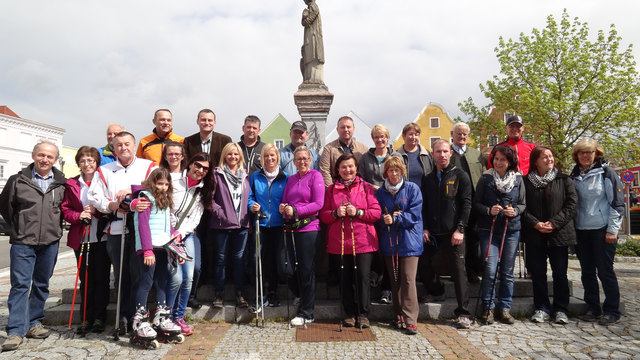 Motivierte Besucher am Obernberger Marktplatz vor dem Start des Rundweges. | Foto: Tourismusverband s'Innviertel