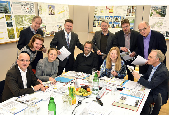 Wohnbaustadtrat Michael Ludwig mit der hochkarätigen Experten-Jury für den 2. Wiener Wohnbaupreis kommen. Der Preis, der auch international mit hohem Renommee verbunden ist, wird am 6. Mai 2015 im Rahmen einer Festveranstaltung im Wiener Rathaus verliehen. | Foto: Jobst/PID