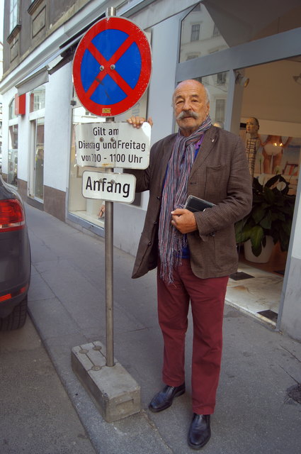 Anrainer Michael Erb mit dem Schild. Die vielen Dellen zeigen, dass es schon öfters am Boden lag..