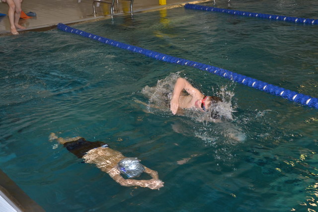 Anton im Zweikampf mit einem Schwimmkollegen.