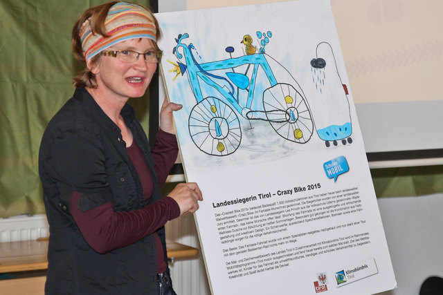 Martina Abraham vom Klimabündnis Tirol stellte das Fahrrad der Landessiegerin vor