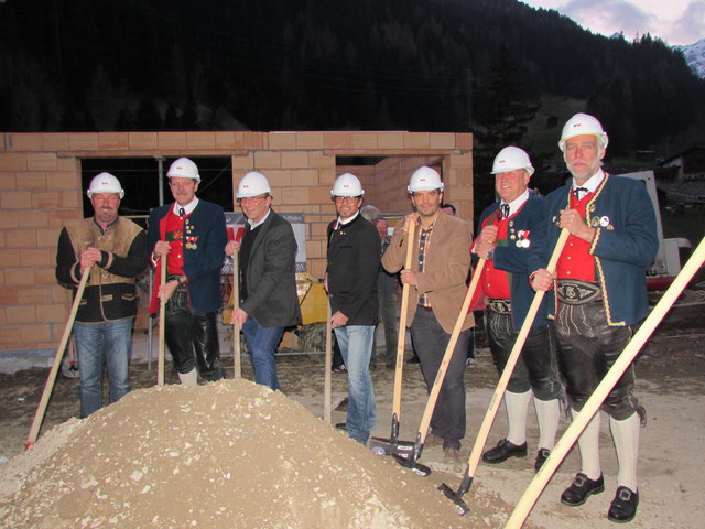 Spatenstichfeier in Strengen: Alexander Tschiderer von der ÖBA, BH Dr. Markus Maaß, Bgm. Harald Siess, Vbgm. Helmut Plankensteiner, Schulleiter Rainer Pinzger, MK-Obmann Hanspeter Zangerl, Kapellmeister Josef Schwenninger.