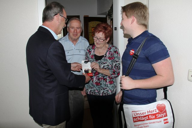 Nettes Gespräch mit Familie Hofer, Bürgermeister Gerald Hackl (links) lädt zum „Stammtisch“ ein. | Foto: SPÖ