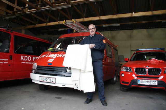 FF-Bezirkskommandant Erich Dangl: "Eine Löschdecke kann schlimme Verbrennungen verhindern."