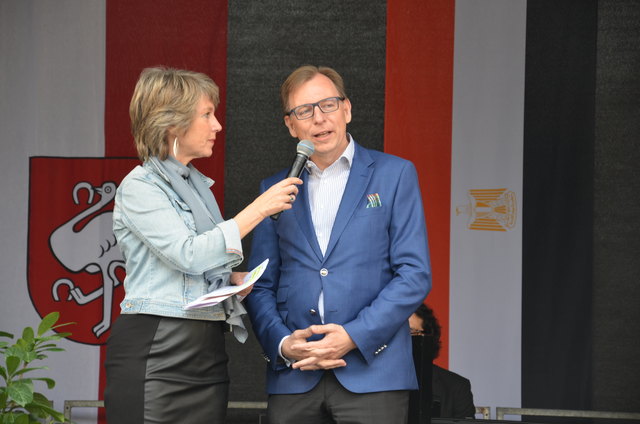 Barbara Rett mit Landesrat Christian Buchmann.