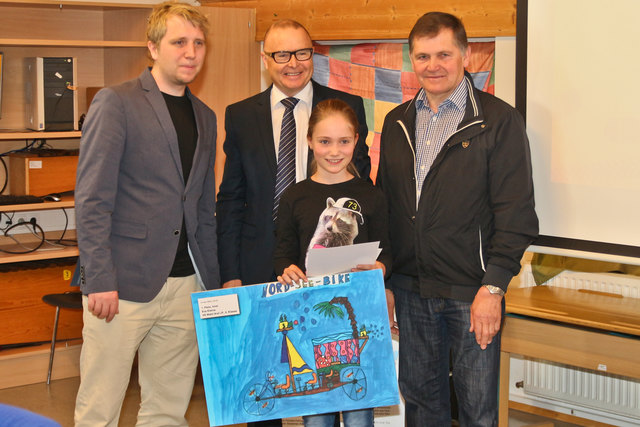 Gewann den Hauptpreis im Bezirk - Eva Kleine mit Christoph Huber, Thomas Eiterer u. Siegfried Neururer