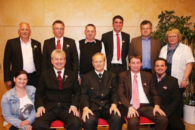 Herbert Grießer (2. v. l. sitzend) wurde in seinem Bürgermeisteramt bestätigt. Foto: KK