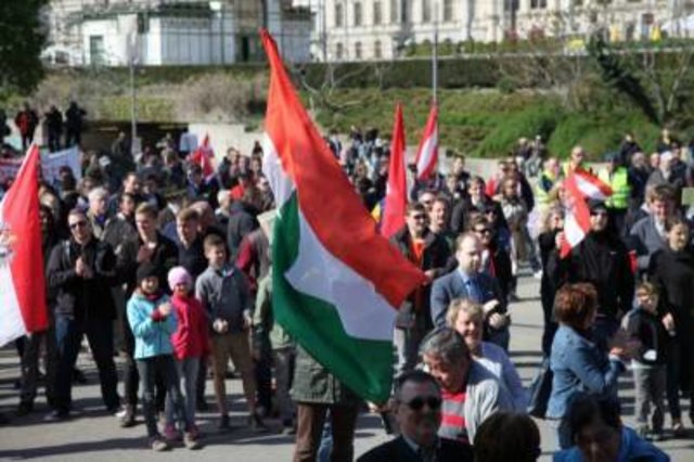 PEGIDAVERANSTALTUNG vom 19.04.2015 - friedliche Menschen begleitet von Kindern