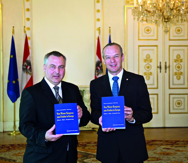 Martin Reiter und Dr. Johannes Ausserladscheiter bei der Buchpräsentation im historischen Ball- und Konferenzsaal im Wiener Bundeskanzleramt.