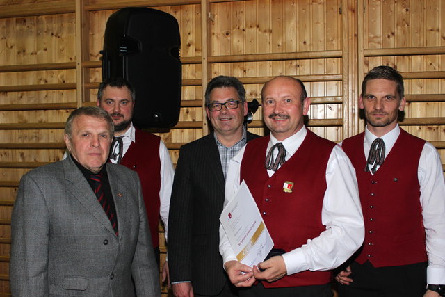v.l.: Ehren-Bezirkskapellmeister Reinhold Urmann, Kapellmeister Christoph Luckeneder, Vizebürgermeister Wolfgang Lötsch, Martin Hauer, Obmann Michael Leitner