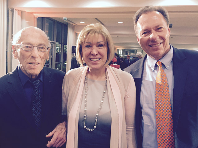 Bezirksvorsteherin Ilse Pfeffer, hier mit ihrem Amtskollegen aus Ottakring, Fanz Prokop, ist tief bestürzt über den Tod von Frederic Morton, der Hernals zeitlebens die Treue hielt. | Foto: BV17