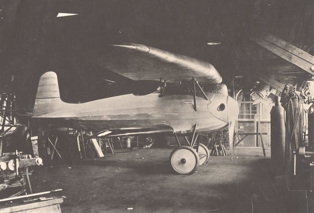Flugzeug in Hangar am Flugfeld ca. 1915
