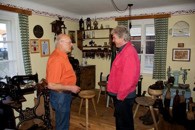 Während Ludwig Kaltseis die Vergangenheit des Schuhhandwerks lebendig hält, liegt Heini Staudinger (r.) dessen Zukunft am Herzen.