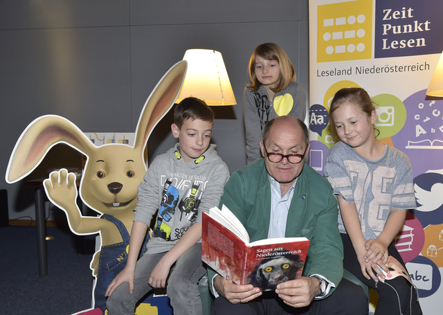 Landeshauptmann-Stellvertreter Wolfgang Sobotka mit Volksschulkindern aus Pottenbrunn. | Foto: NLK Johann Pfeiffer