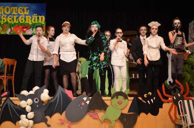 Schaurig schön: Mit viel Musik und gesanglicher Spitzenleistung verzauberten die 51 Musicalstars der NMS Kirchberg.