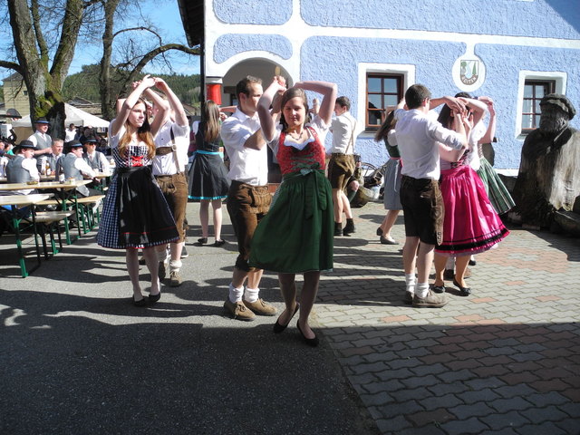 Zum Geburtstag Dauerparty im ganzen Dorf: Roiten zeigte Vielfalt – Kunst - Genuss - Handwerk – breit, tief, bunt, vielseitig und spannend. Alle Sinne sollten das 25-jährige Jubiläum des Dorfmuseums mitfeiern.