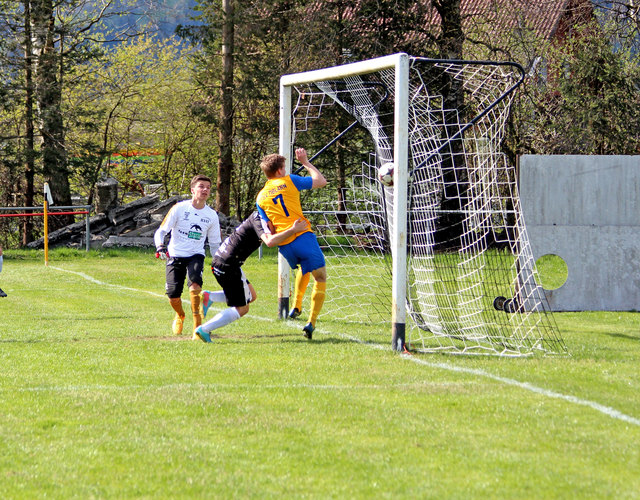 Öblarns Hilmar Flammer (rechts) war beim 1:0 in Trieben weder von Keeper Robin Stiegler noch von Marco Bär zu stoppen.