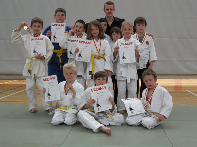 Erfolgreiche Kämpfer des Judo Club - SV Treffen beim Gelbgurtturnier in Feldkirchen (vorne: Jonas Schollen, Albert Mathis, Leo Lepuschitz, hinten: Julius Ball, Florian Hager, Elias Lulatsch, Linus Papousek, Magomed Durojv, Sambek Asoev, Helena Huber, Saubren Asoev