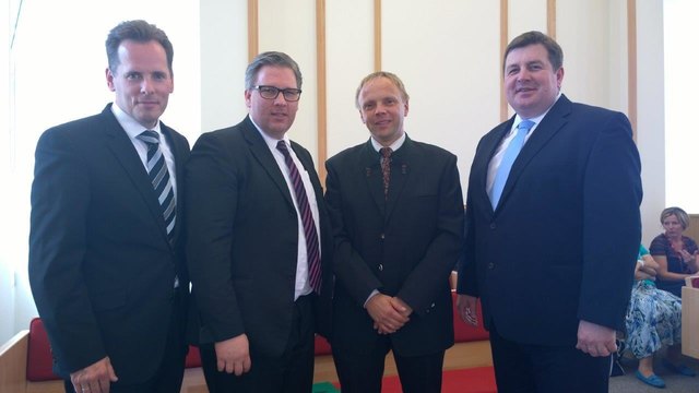 v.r.n.l. Präsident Mielacher mit Bischof Lehmann, Achim Erlacher und Markus Malzl am Podium der neuen Kapelle