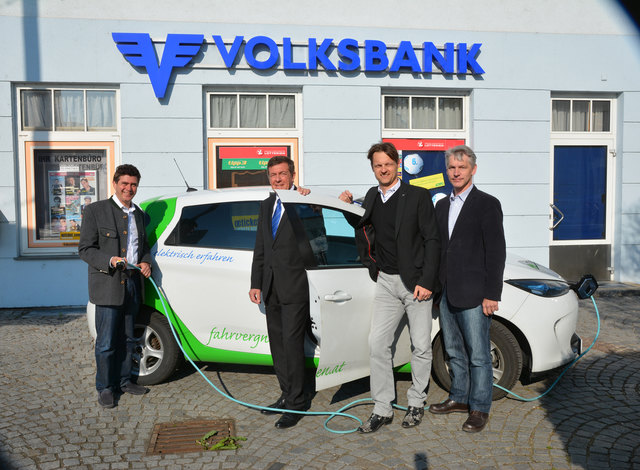 Bürgermeister Mag. Peter Eisenschenk, Projekt-Initiator und -Betreiber DI Matthias Zawichowski, Christian Schilcher, Direktor des Kooperationspartners Volksbank Tulln und Umwelt- Abteilungsleiter Johannes Sanda. | Foto: Stadtgemeinde Tulln
