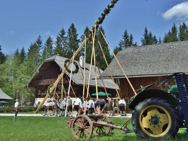 Um 13 Uhr beginnt im Salzburger Freilichtmuseum das traditionelle Maibaumaufstellen. | Foto: Salzburger Freilichtmuseum