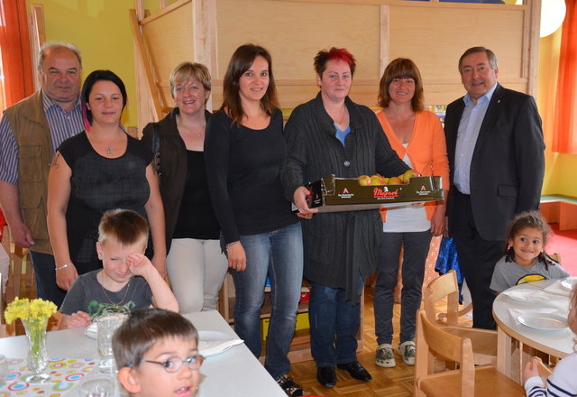 Gesunde Jause mit Äpfeln im Kindergarten Moosbach - Braunau