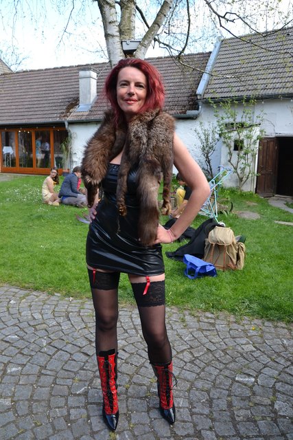 Eine der Hauptrollen im Video ist eine Edelnutte, dargestellt von Karin Penz.