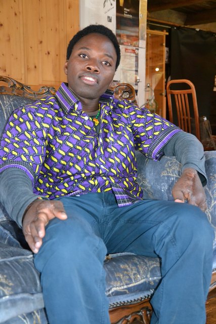 Salif Nikiema freut sich, dass "ich so viele nette Leute kennengelernt habe". Seine Rolle: Trommler in der Musikgruppe.