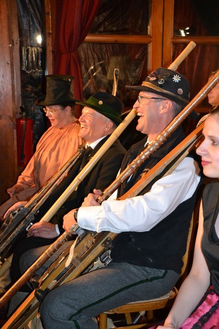 Josef und Eduard Fürst (v.re.) von der Nostalgie-Skigruppe aus Traisen waren Statisten.