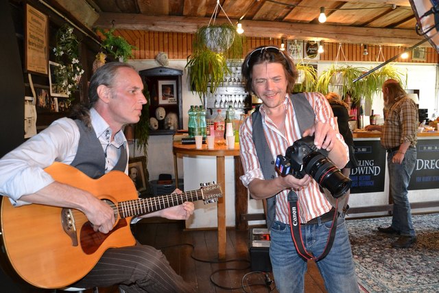 Musiker Erich Schacherl (li.) bei der Fotosession mit Andraj Sonnenkalb. Schacherl ist seit kurzem der Duo-Partner von Günther Novak.